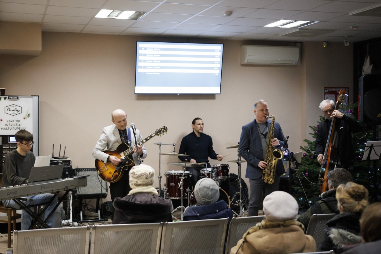 Jonavos autobusų stotyje - staigmena: vyko džiazo muzikos koncertas