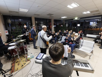 Jonavos autobusų stotyje - staigmena: vyko džiazo muzikos koncertas