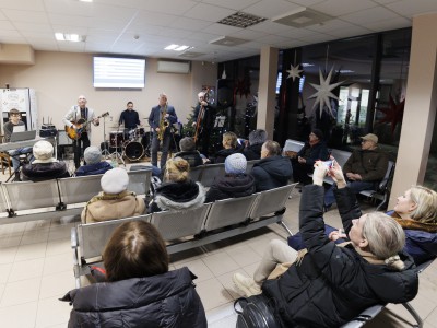 Jonavos autobusų stotyje - staigmena: vyko džiazo muzikos koncertas