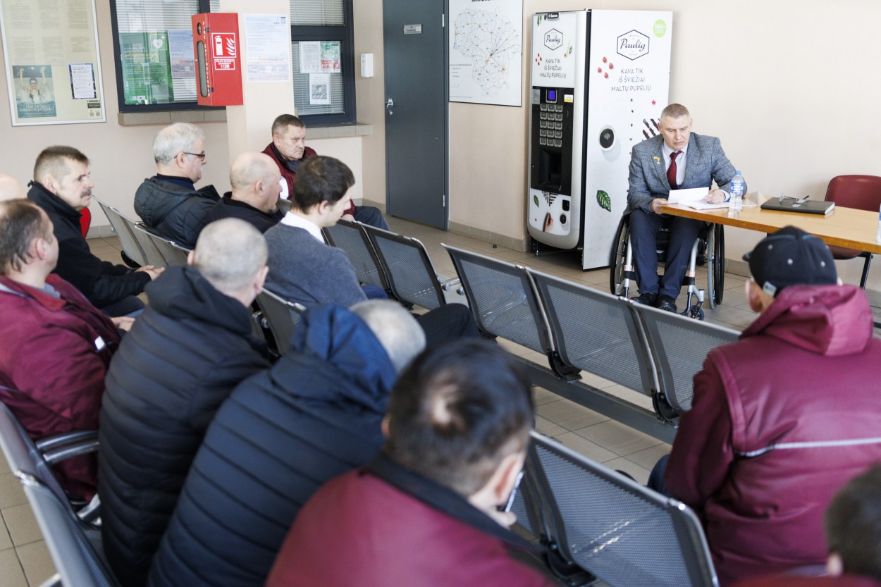 Bendrovėje „Jonavos autobusai“ mokymai kaip saugiai aptarnauti keleivius su specialiaisiais poreikiais