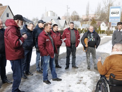 Bendrovėje „Jonavos autobusai“ mokymai kaip saugiai aptarnauti keleivius su specialiaisiais poreikiais