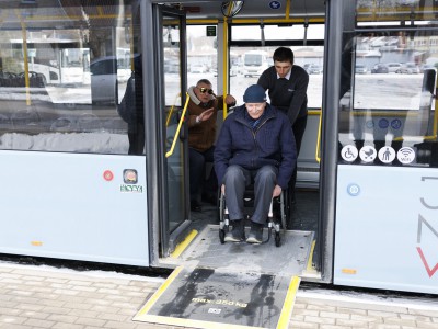 Bendrovėje „Jonavos autobusai“ mokymai kaip saugiai aptarnauti keleivius su specialiaisiais poreikiais