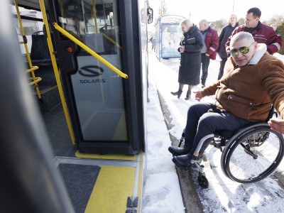 Bendrovėje „Jonavos autobusai“ mokymai kaip saugiai aptarnauti keleivius su specialiaisiais poreikiais