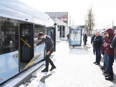 Bendrovėje „Jonavos autobusai“ mokymai kaip saugiai aptarnauti keleivius su specialiaisiais poreikiais