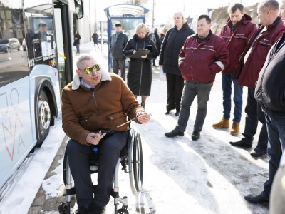 Bendrovėje „Jonavos autobusai“ mokymai kaip saugiai aptarnauti keleivius su specialiaisiais poreikiais