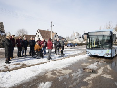 Bendrovėje „Jonavos autobusai“ mokymai kaip saugiai aptarnauti keleivius su specialiaisiais poreikiais