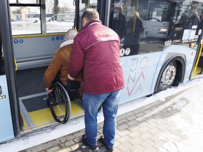 Bendrovėje „Jonavos autobusai“ mokymai kaip saugiai aptarnauti keleivius su specialiaisiais poreikiais
