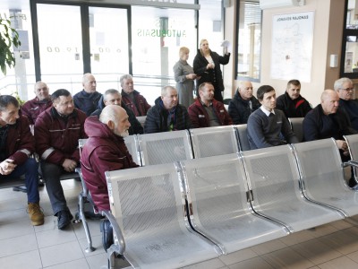 Bendrovėje „Jonavos autobusai“ mokymai kaip saugiai aptarnauti keleivius su specialiaisiais poreikiais