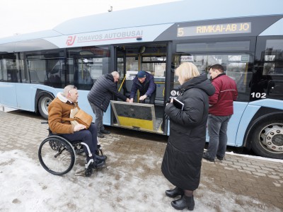 Bendrovėje „Jonavos autobusai“ mokymai kaip saugiai aptarnauti keleivius su specialiaisiais poreikiais