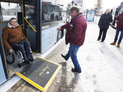 Bendrovėje „Jonavos autobusai“ mokymai kaip saugiai aptarnauti keleivius su specialiaisiais poreikiais