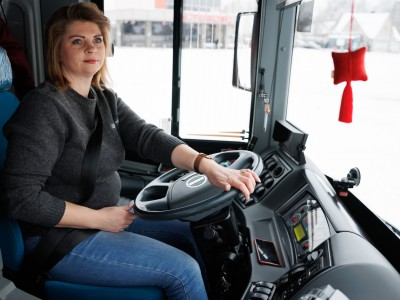 Autobuso vairuotojos seserys Aušra ir Lina: vežti keleivius – didelė atsakomybė