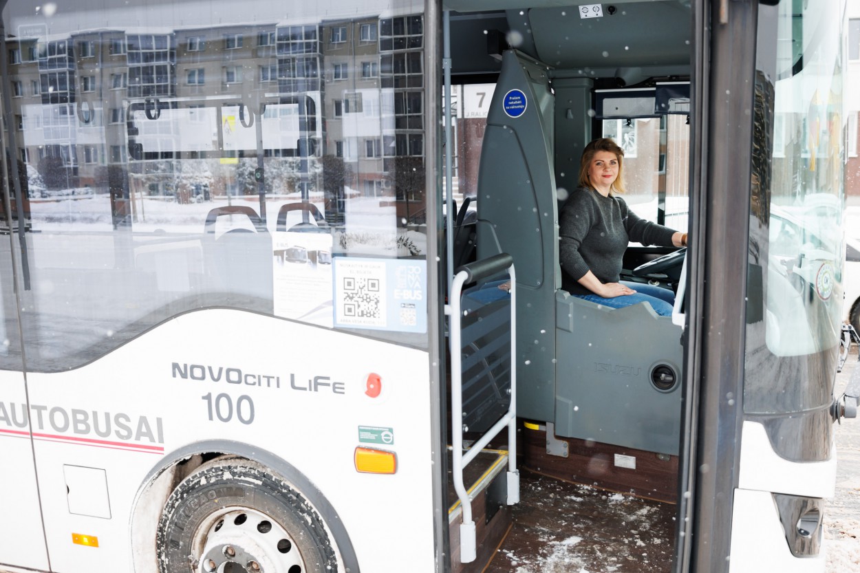 Autobuso vairuotojos seserys Aušra ir Lina: vežti keleivius – didelė atsakomybė