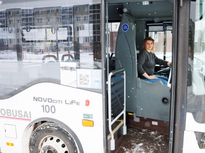 Autobuso vairuotojos seserys Aušra ir Lina: vežti keleivius – didelė atsakomybė