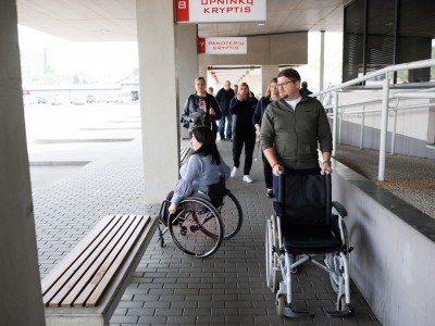 Rūtos žinutė Jonavos vairuotojams: kada paskutinį kartą ant rankų nešėte moterį?