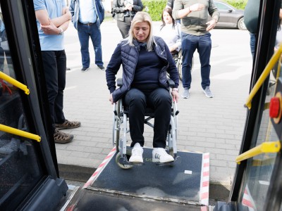 Rūtos žinutė Jonavos vairuotojams: kada paskutinį kartą ant rankų nešėte moterį?