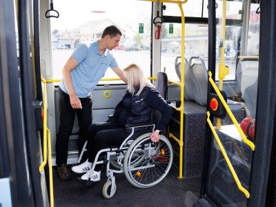 Rūtos žinutė Jonavos vairuotojams: kada paskutinį kartą ant rankų nešėte moterį?