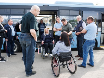 Rūtos žinutė Jonavos vairuotojams: kada paskutinį kartą ant rankų nešėte moterį?