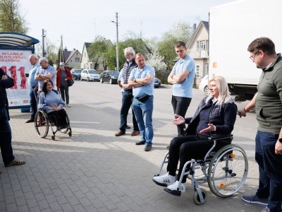 Rūtos žinutė Jonavos vairuotojams: kada paskutinį kartą ant rankų nešėte moterį?