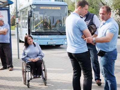 Rūtos žinutė Jonavos vairuotojams: kada paskutinį kartą ant rankų nešėte moterį?