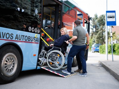 Rūtos žinutė Jonavos vairuotojams: kada paskutinį kartą ant rankų nešėte moterį?