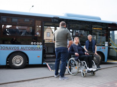 Rūtos žinutė Jonavos vairuotojams: kada paskutinį kartą ant rankų nešėte moterį?