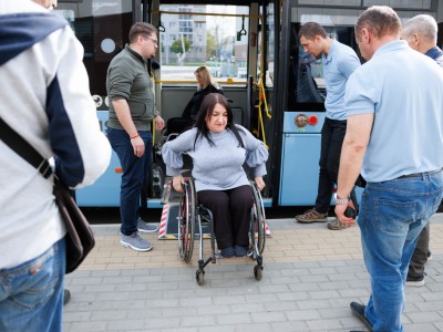 Rūtos žinutė Jonavos vairuotojams: kada paskutinį kartą ant rankų nešėte moterį?