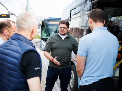 Rūtos žinutė Jonavos vairuotojams: kada paskutinį kartą ant rankų nešėte moterį?