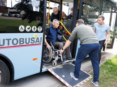 Rūtos žinutė Jonavos vairuotojams: kada paskutinį kartą ant rankų nešėte moterį?