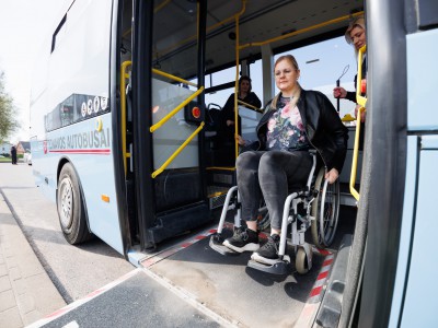 Rūtos žinutė Jonavos vairuotojams: kada paskutinį kartą ant rankų nešėte moterį?