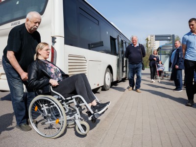 Rūtos žinutė Jonavos vairuotojams: kada paskutinį kartą ant rankų nešėte moterį?