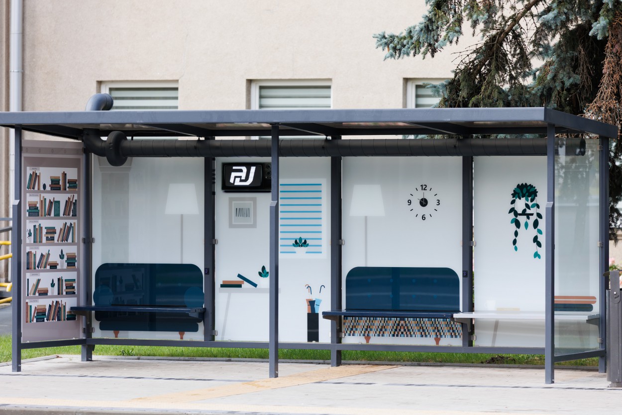 „Jonavos autobusai“ miestui padovanojo išmaniąją stotelę: kai karšta – įsijungia ventiliacija, galima įkrauti įrenginius