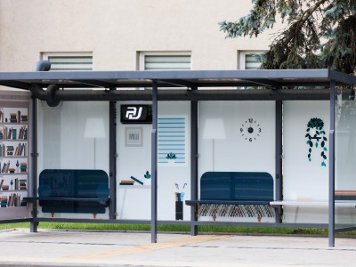 „Jonavos autobusai“ miestui padovanojo išmaniąją stotelę: kai karšta – įsijungia ventiliacija, galima įkrauti įrenginius