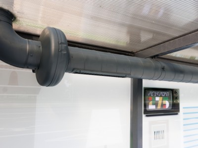 „Jonavos autobusai“ miestui padovanojo išmaniąją stotelę: kai karšta – įsijungia ventiliacija, galima įkrauti įrenginius