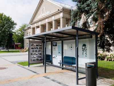 „Jonavos autobusai“ miestui padovanojo išmaniąją stotelę: kai karšta – įsijungia ventiliacija, galima įkrauti įrenginius