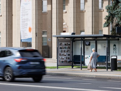 „Jonavos autobusai“ miestui padovanojo išmaniąją stotelę: kai karšta – įsijungia ventiliacija, galima įkrauti įrenginius